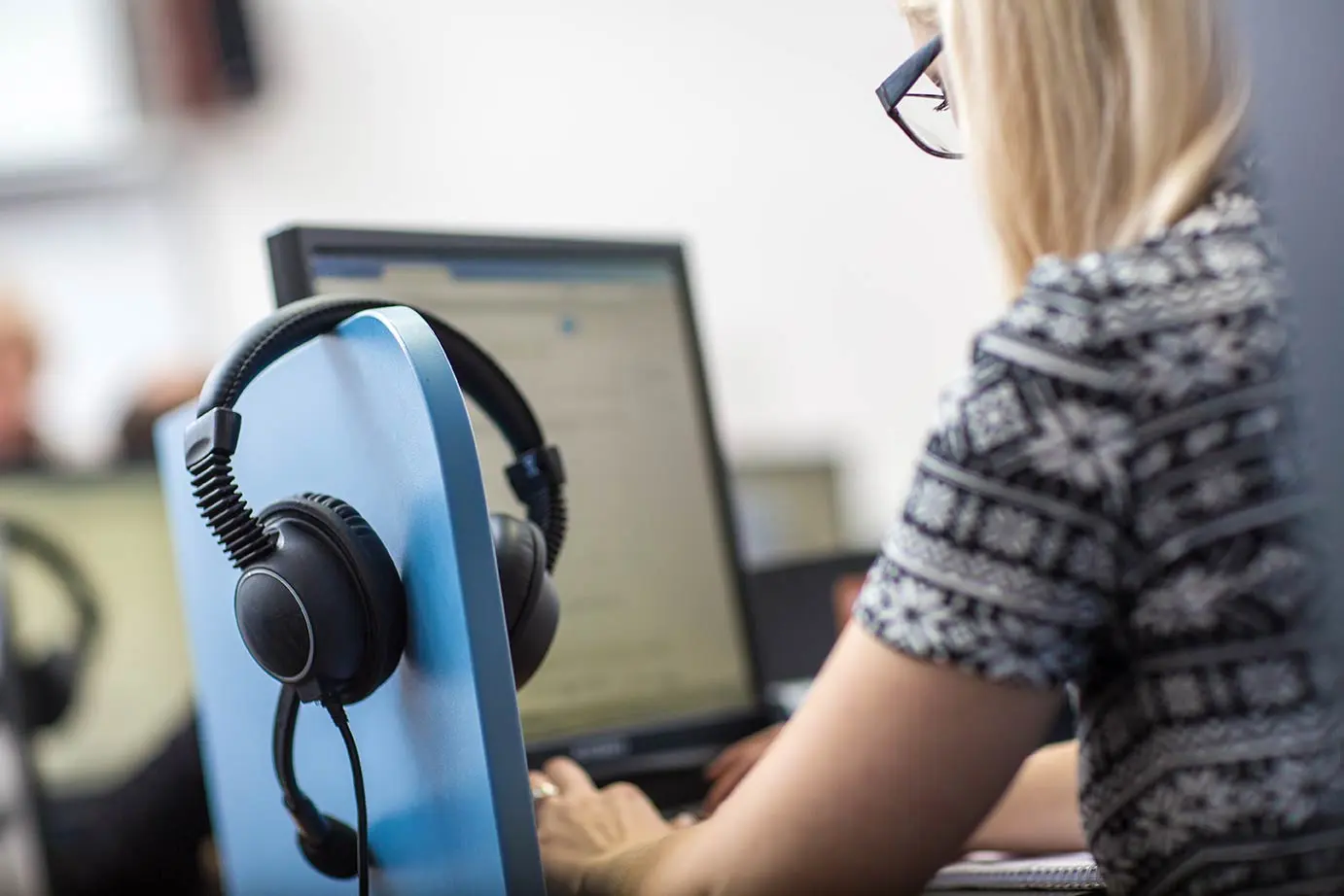 girl using microsoft teams simultaneous interpretation